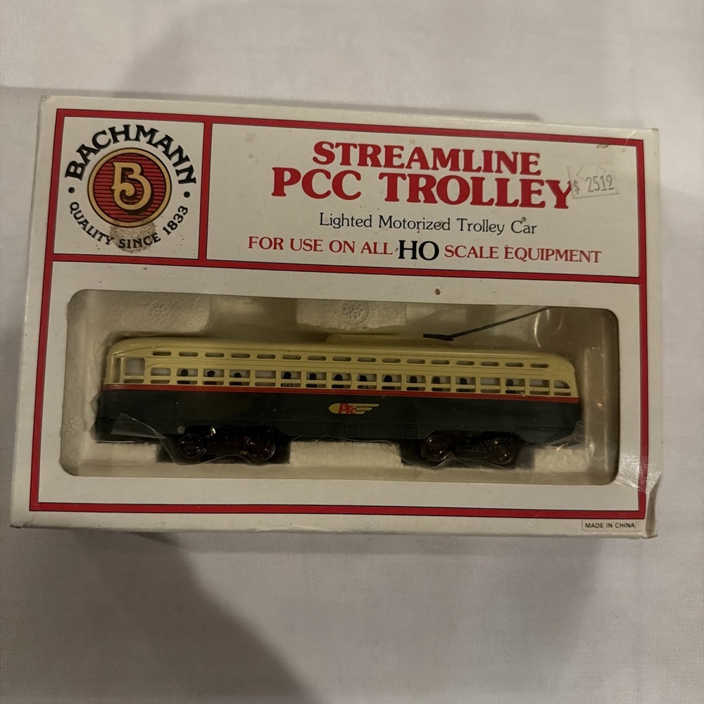 Bachmann HO Scale Streamline PCC Trolley #62945 PTC Philadelphia Transit Company